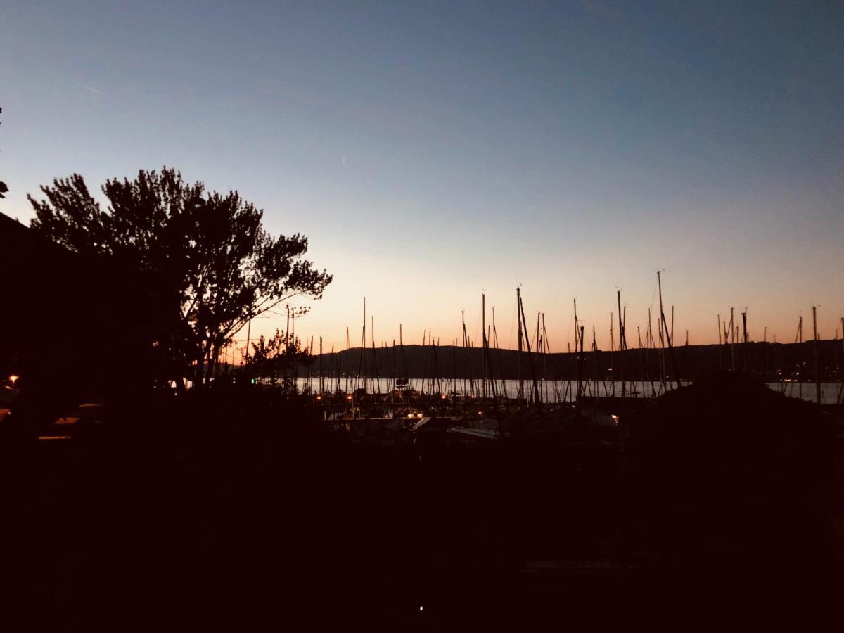 Zwischen Hafen Und Strandbad Konstanz Bagian luar foto